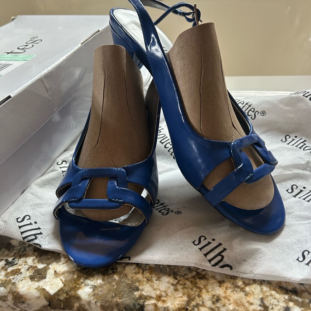 Silhouettes dress sandals.